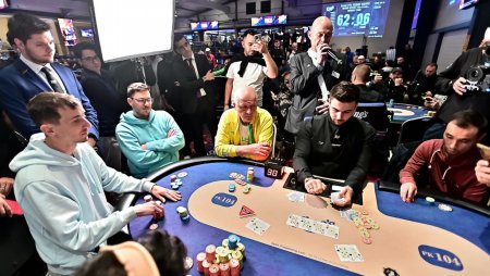 Jogador bolha Main Event da WSOP Europa com A-A e trinca no flop