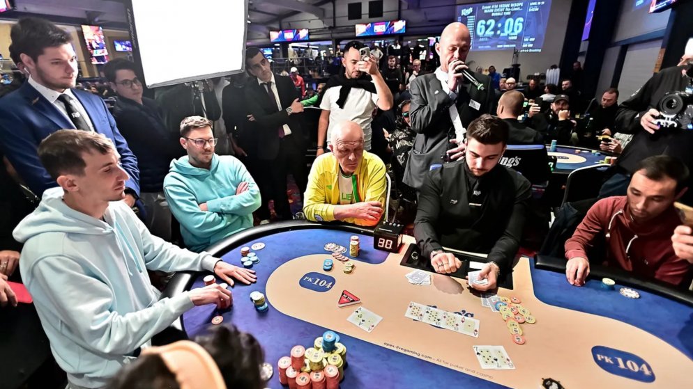 Jogador bolha Main Event da WSOP Europa com A-A e trinca no flop