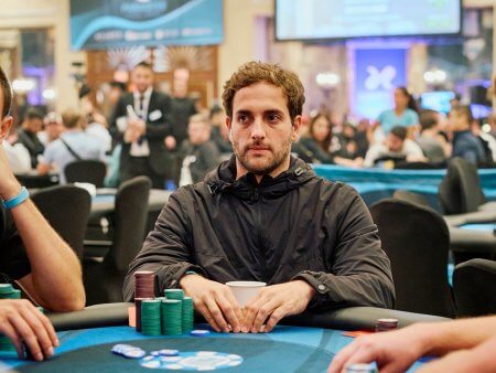 João Simão lidera três brasileiros classificados no Dia 1B do US$ 10K GGMillion$ da WSOP