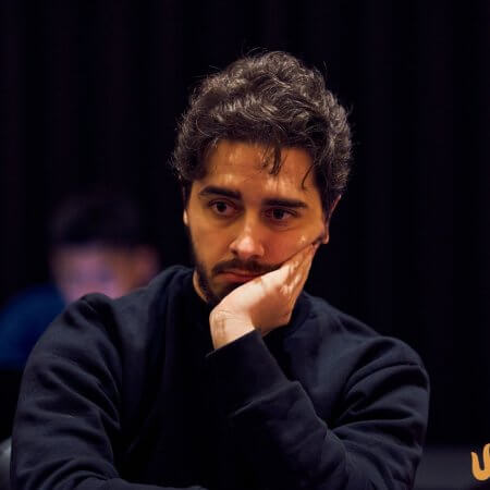 Felipe Ketzer perde coin flip clássico e é 13º no Main Event da Triton ONE