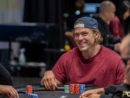 Alex Foxen tem larga margem na ponta do Evento #7 do US Poker Open