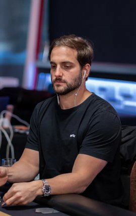 João Simão passa em meio a craques ao Dia 2 do US$ 25K High Roller NLH da WSOP