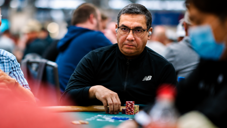 Daniel de Freitas passa como chip leader no Dia 1A do US$ 1.100 Seniors do Wynn Summer Classic