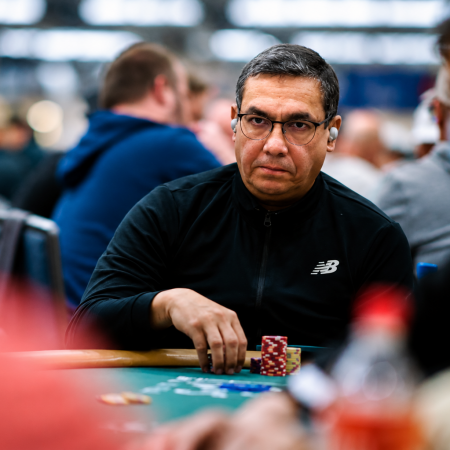 Daniel de Freitas passa como chip leader no Dia 1A do US$ 1.100 Seniors do Wynn Summer Classic