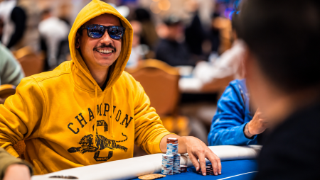 Guilherme Navascues puxa quarteto brasileiro no Dia 1B do Mini Main Event