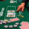 Cena surreal na WSOP: flop é aberto com carta de instruções do baralho; assista
