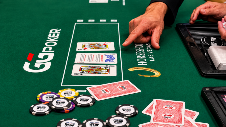 Cena surreal na WSOP: flop é aberto com carta de instruções do baralho; assista
