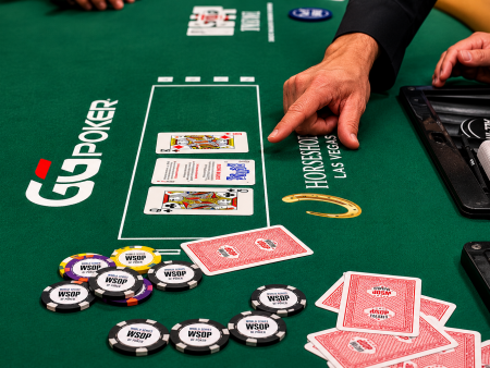Cena surreal na WSOP: flop é aberto com carta de instruções do baralho; assista
