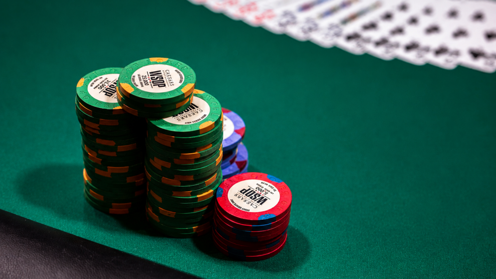 Gilberto Amaral lidera trio brasileiro no Dia Final do Evento #25 da WSOP