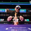 Matthew Higgins supera recorde de participantes e conquista primeiro bracelete da WSOP com prêmio de US$ 1 milhão