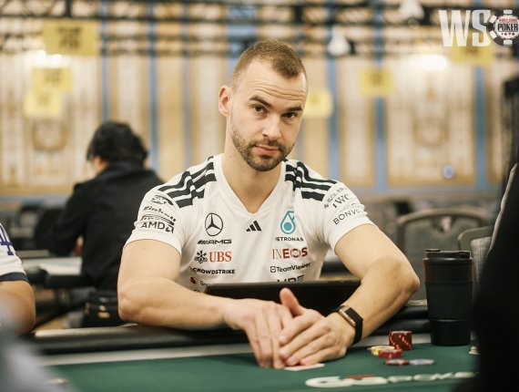 Após mesa final no Evento #71, Renan Bruschi avança ao Dia 2 do US$ 10.000 Seven Card Stud Hi-Lo da WSOP
