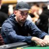 Call com AKs em 6-bet pot marca a primeira eliminação do Main Event