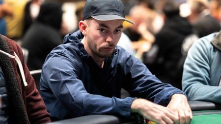 Call com AKs em 6-bet pot marca a primeira eliminação do Main Event