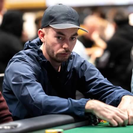 Call com AKs em 6-bet pot marca a primeira eliminação do Main Event