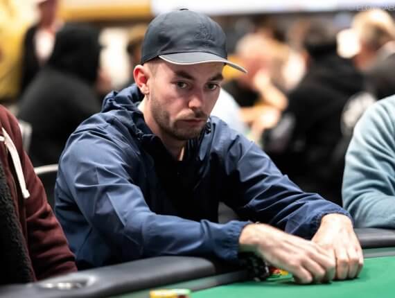Call com AKs em 6-bet pot marca a primeira eliminação do Main Event