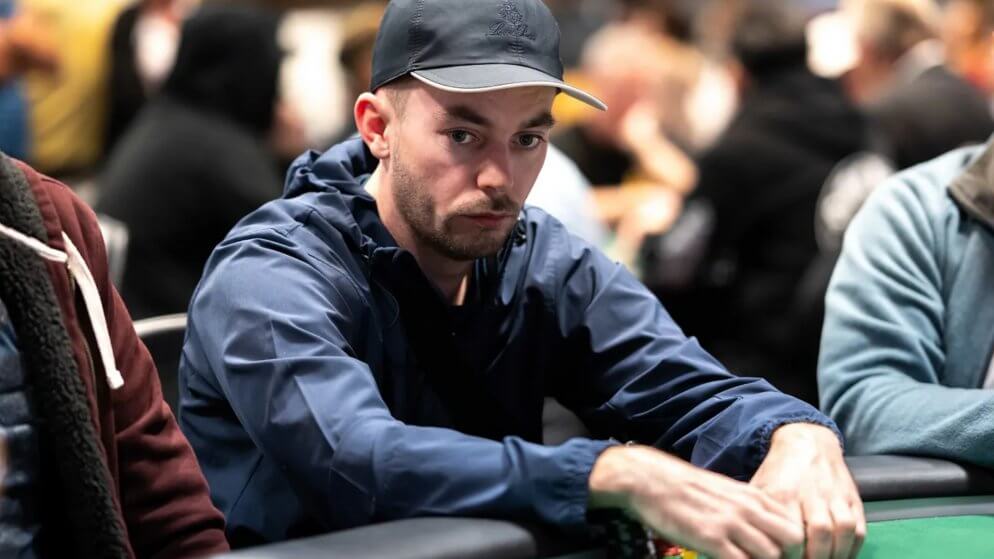 Call com AKs em 6-bet pot marca a primeira eliminação do Main Event