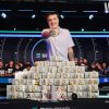 Lucas Jumalon é campeão do Main Event da WSOP 2026