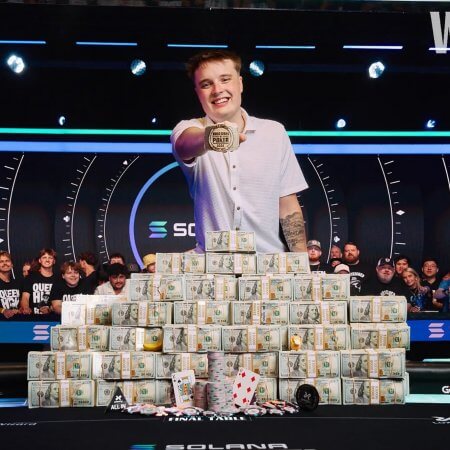 Lucas Jumalon é campeão do Main Event da WSOP 2026