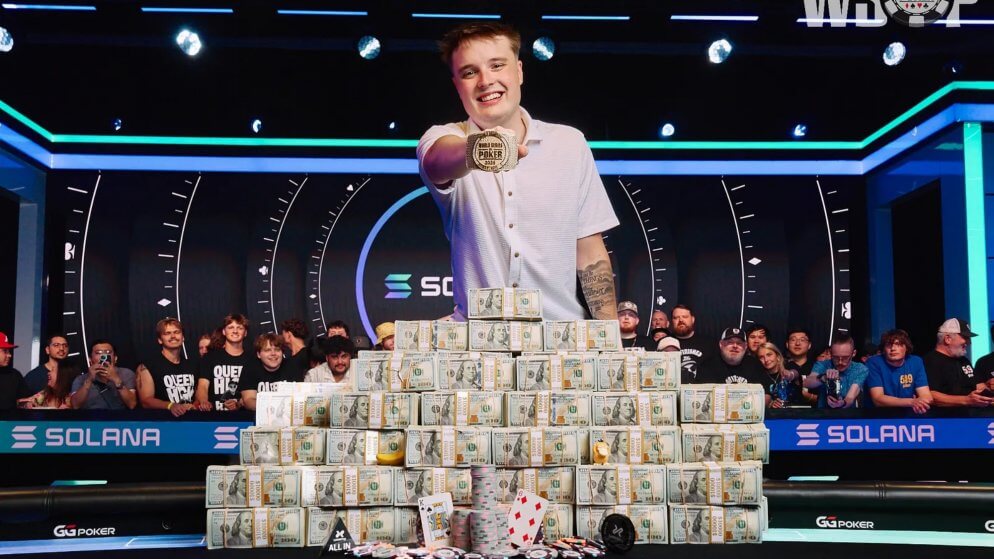 Lucas Jumalon é campeão do Main Event da WSOP 2026