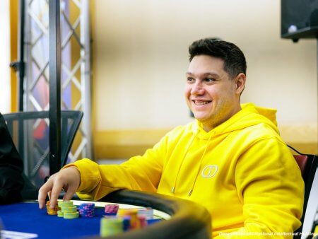 Alex Theologis bate Linus Loeliger e é campeão do US$ 25K do WCOOP; Rodrigo Selouan é o bolha