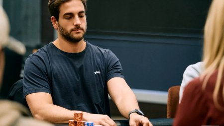 João Simão dobra, recebe A-A na mão seguinte e é 10º na PGT PLO Series