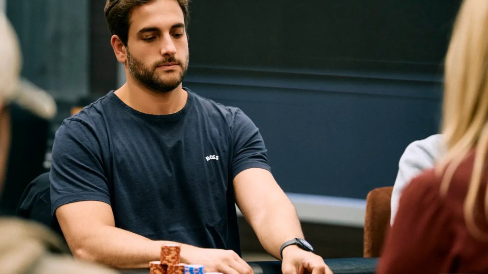 João Simão dobra, recebe A-A na mão seguinte e é 10º na PGT PLO Series