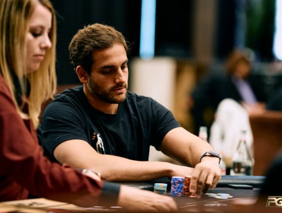 João Simão avança ao Dia 2 do US$ 100K Super High Roller Bowl de NLH
