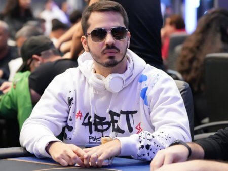 Ivan Limeira está mesa final do The Venom NLH da PokerKing