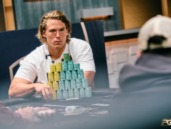 Alex Foxen lidera cinco finalistas do US$ 100K Super High Roller Bowl de NLH